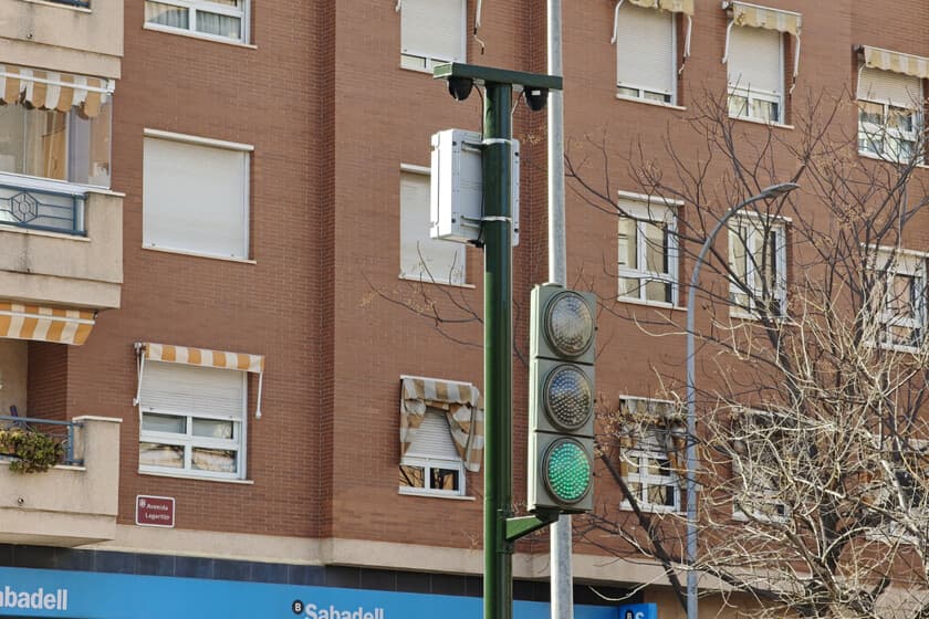 Semáforo inteligente con sensor y cámara en una intersección urbana