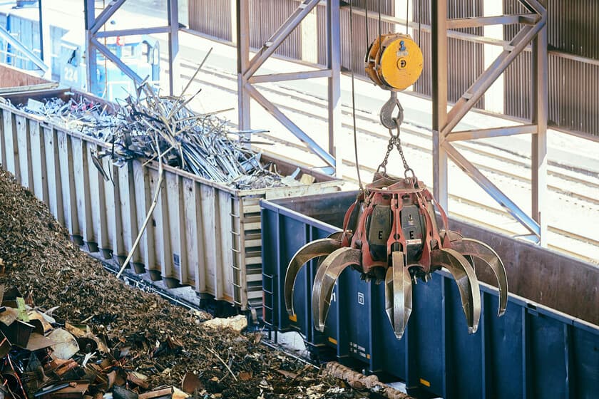 Montón de baterías de coche eléctrico desechadas en una planta de reciclaje industrial