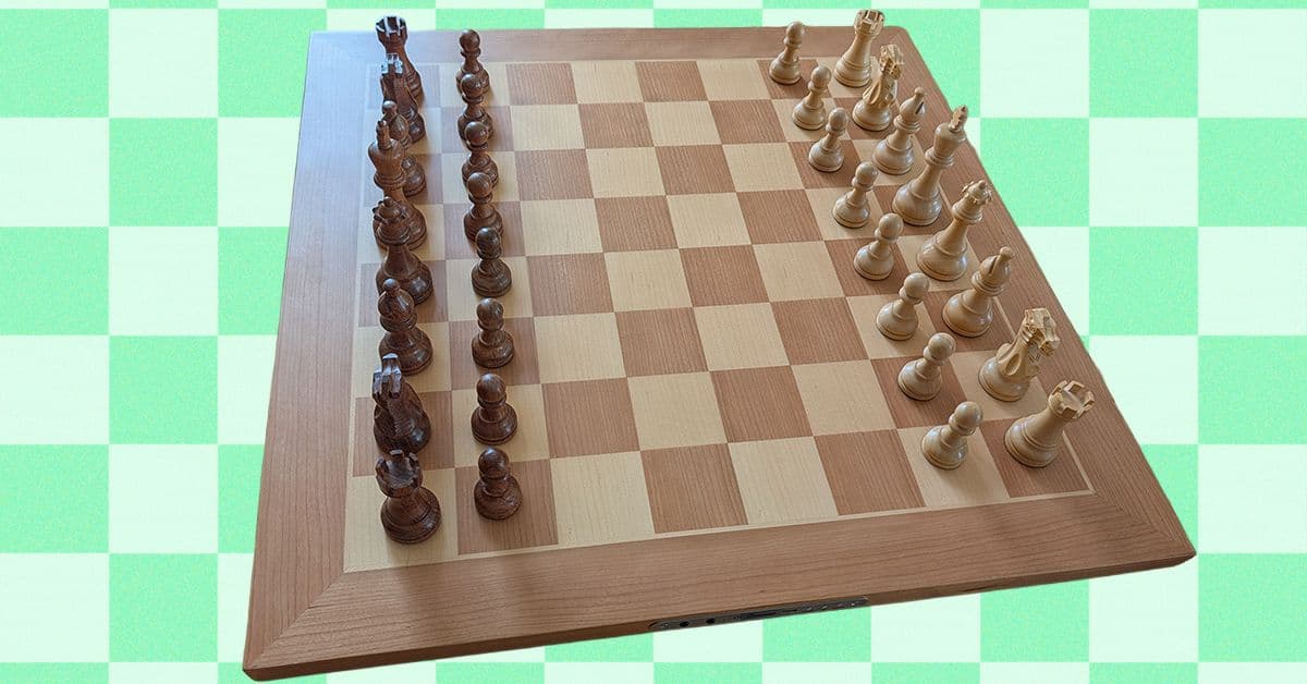 Persona moviendo pieza en un tablero de ajedrez inteligente con pantalla integrada