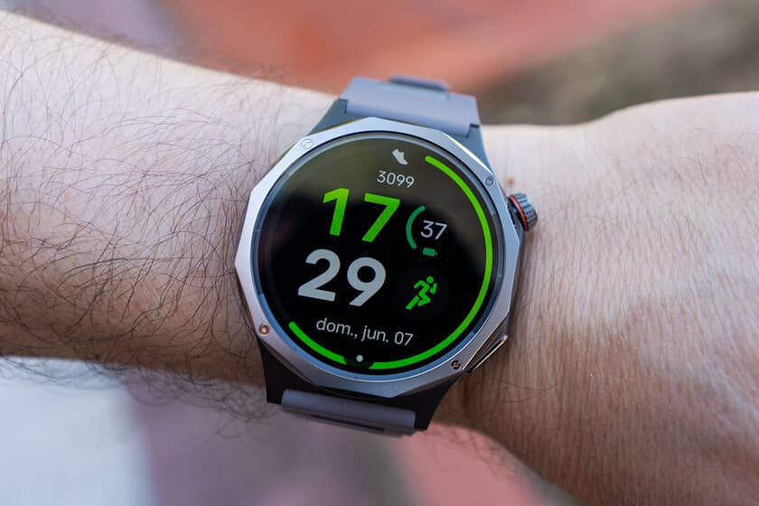 OPPO Watch X3 en la muñeca, mostrando la esfera del reloj con fondo oscuro y detalles metálicos