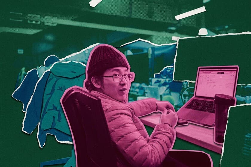 Persona revisando documentos generados por IA en una pantalla, con expresión de cansancio