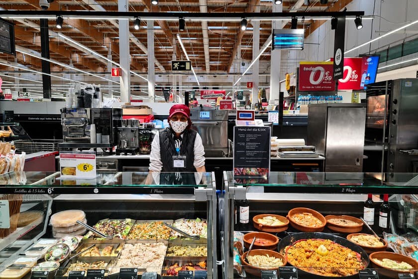 Estante de supermercado con platos preparados envasados