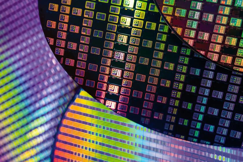 Vista aérea de la planta de TSMC en Taiwán con embalses secos al fondo