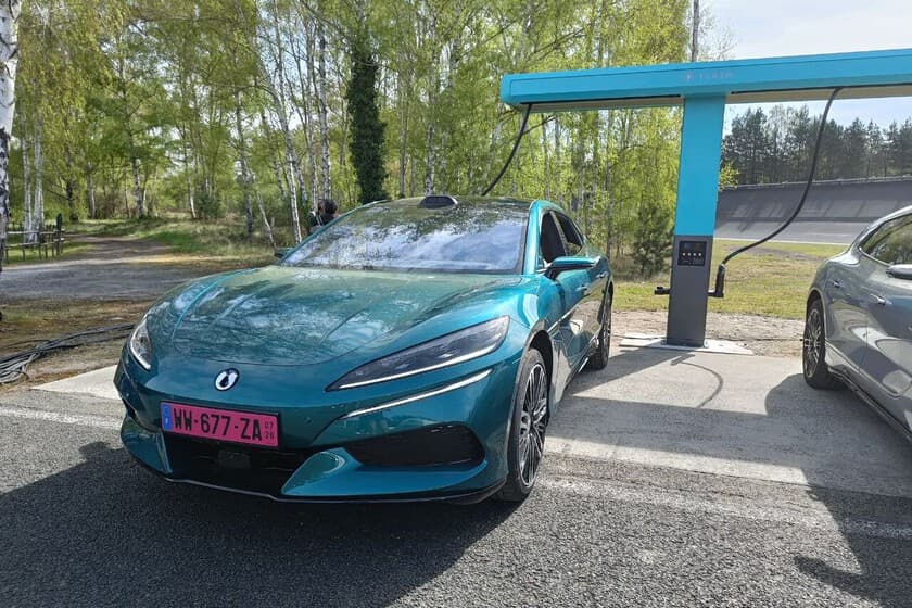 Estación de carga ultrarrápida BYD con un coche eléctrico conectado, mostrando el tiempo de carga en pantalla.