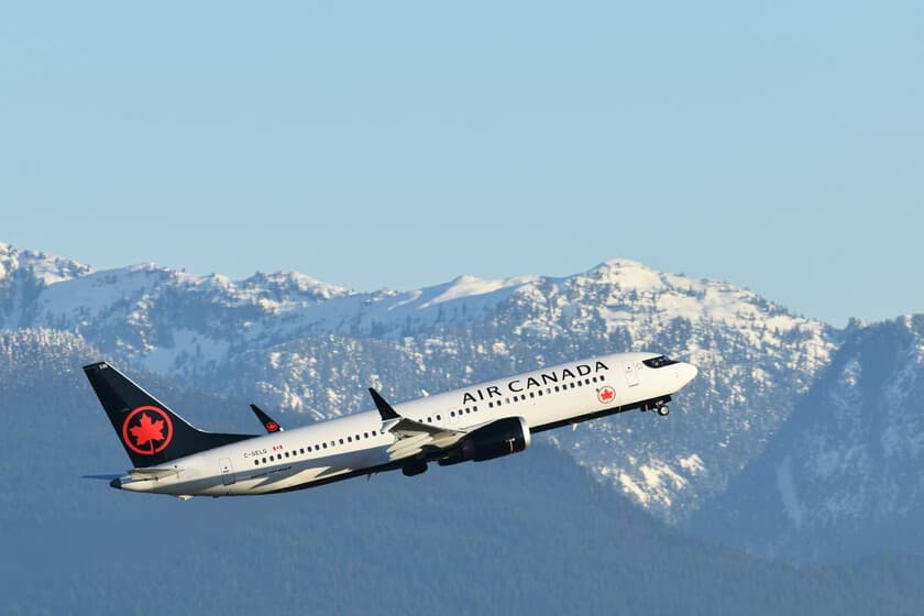 Fotografía de un avión de Air Canada en la pista de un aeropuerto, con un piloto en la cabina de fondo.