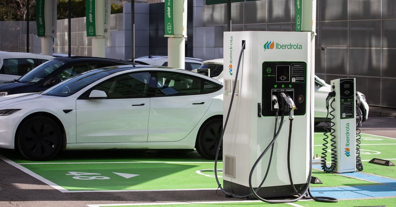 Un cargador de coche eléctrico conectado a un vehículo, con un escudo digital superpuesto y líneas de código en segundo