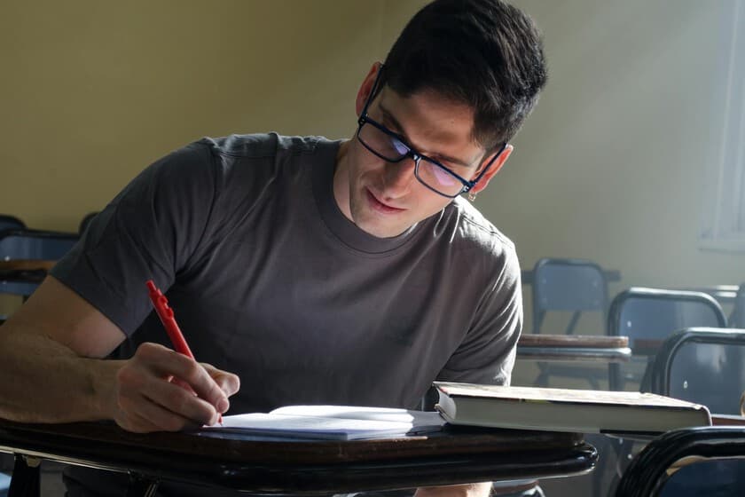 Gráfico descendente de tasa de empleo de titulados de máster junto a un diploma