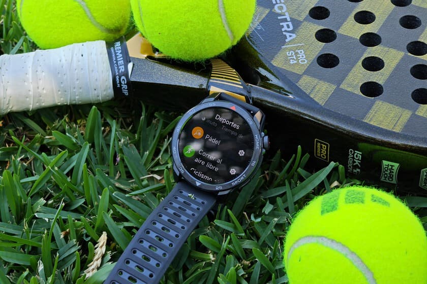Garmin Instinct 2 Pádel Edition en la muñeca de un jugador durante un partido