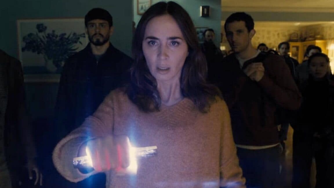 Escena de la serie Disclosure Day con personajes mirando pantallas en un entorno futurista