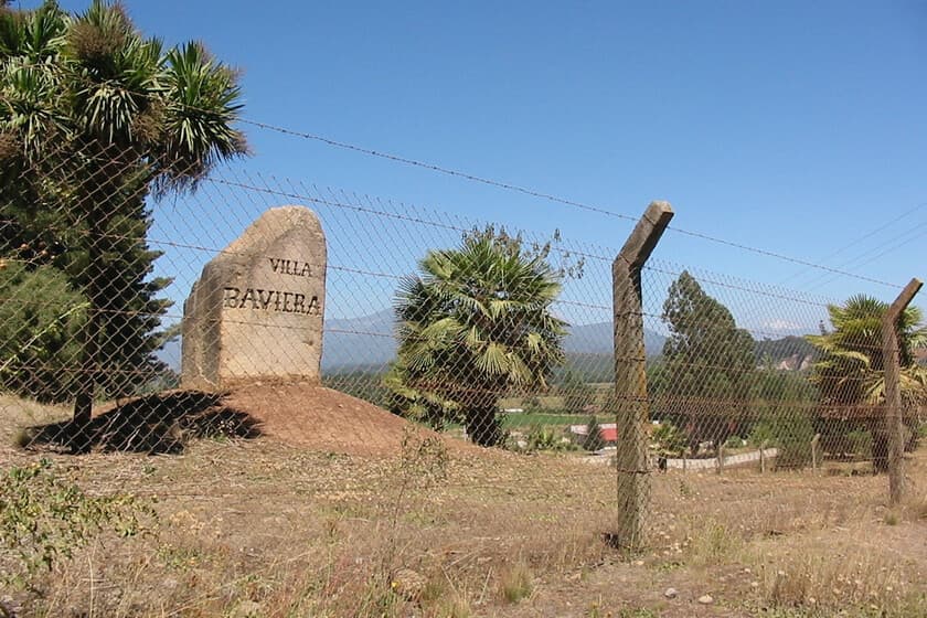 Fotografía actual de Villa Baviera, antigua Colonia Dignidad, con su arquitectura alemana en medio del campo chileno