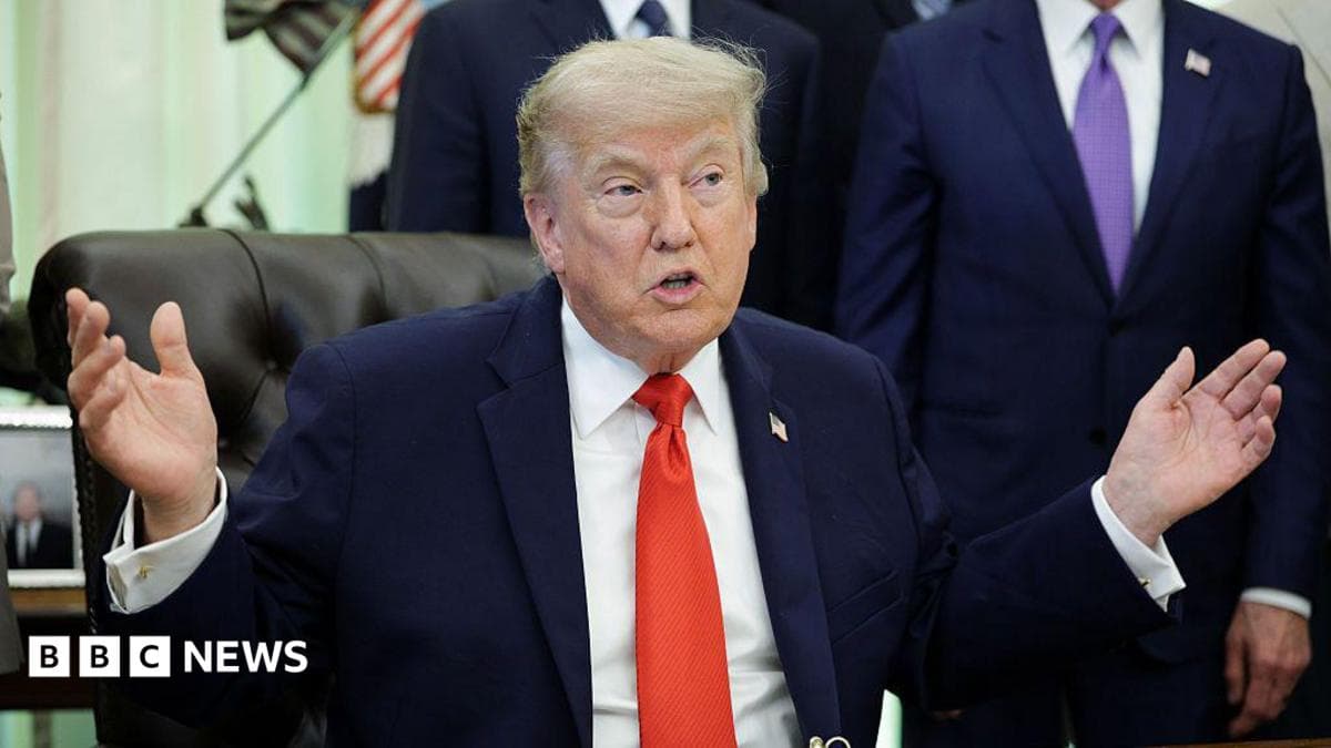 Fotografía de banderas de Estados Unidos e Irán en una mesa de negociaciones