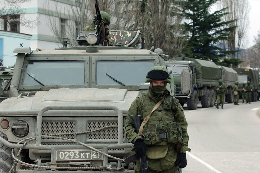 Filas de camiones militares rusos detenidos en una carretera hacia Crimea, vistos desde arriba