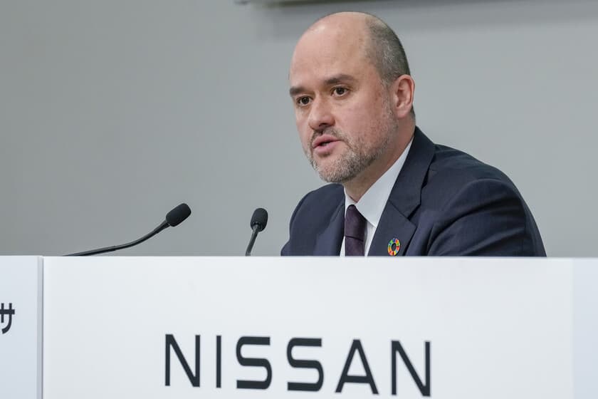 Ejecutivo de Nissan en rueda de prensa con fondo de fábrica china