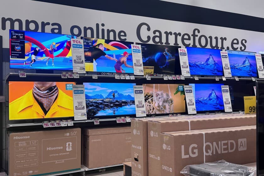 Televisor LG MiniLED de 85 pulgadas en un salón amplio, con el logotipo de Carrefour en la esquina