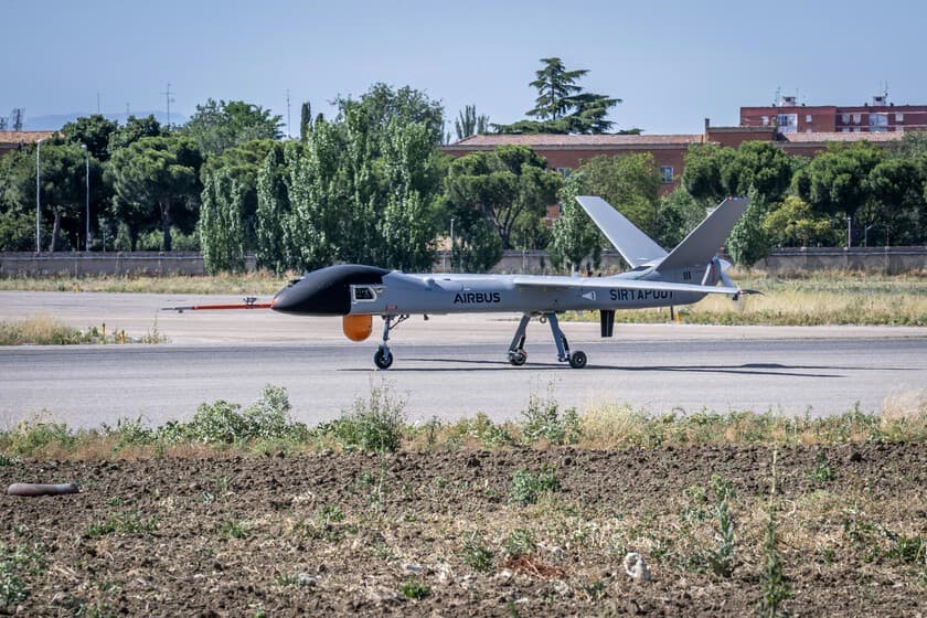 Dron SIRTAP de Airbus en vuelo de prueba sobre fondo de cielo despejado