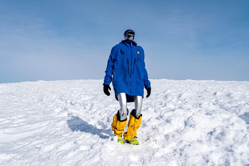 Robot humanoide en terreno rocoso simulando escalada, con el Everest de fondo