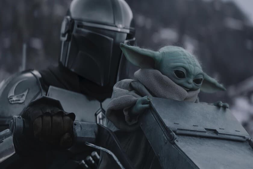 Póster de The Mandalorian and Grogu con una grieta, junto a una imagen de Andor con tonos serios