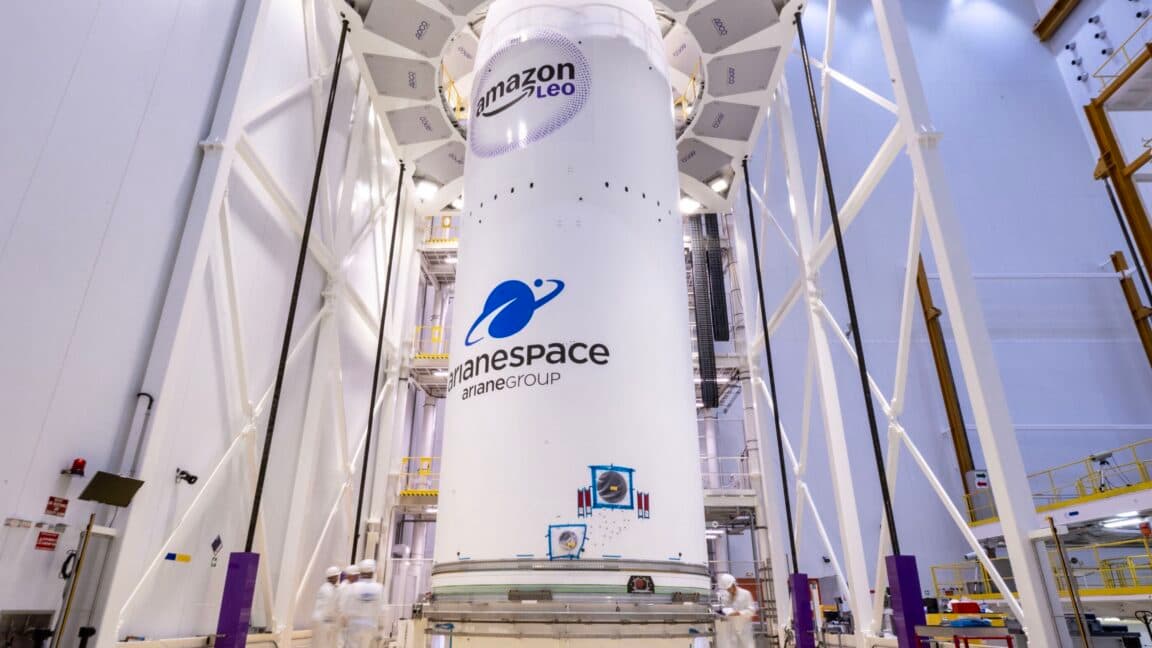 Ilustración de un cohete Ariane 6 despegando con satélites Kuiper, fondo estrellado