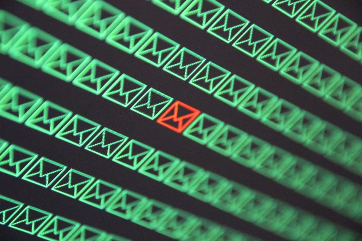 Icono de Hide My Email de Apple con una grieta, fondo oscuro