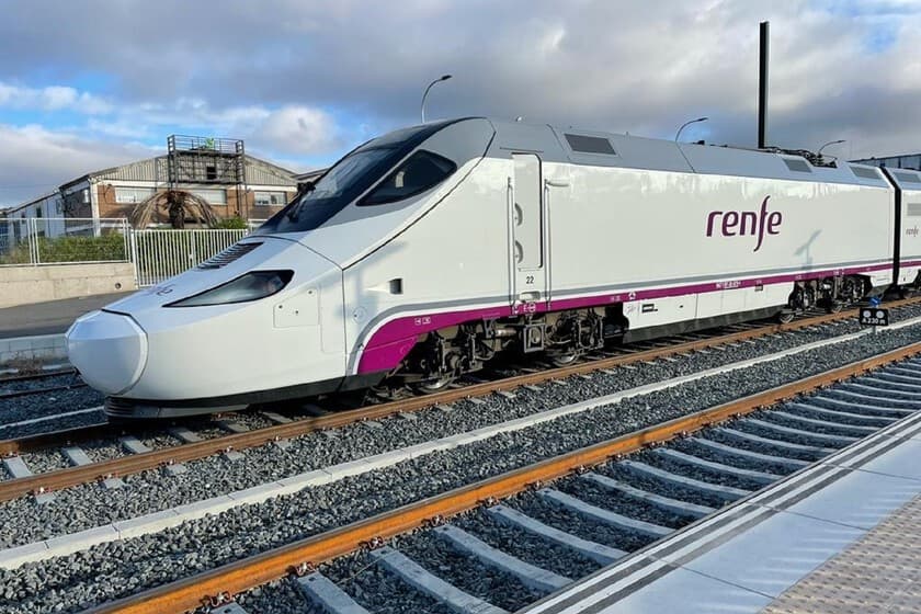 Tren de alta velocidad en una estación española vacía