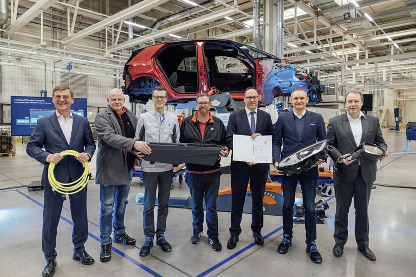 Fábrica de Volkswagen con luces tenues y un reloj digital marcando tiempo perdido