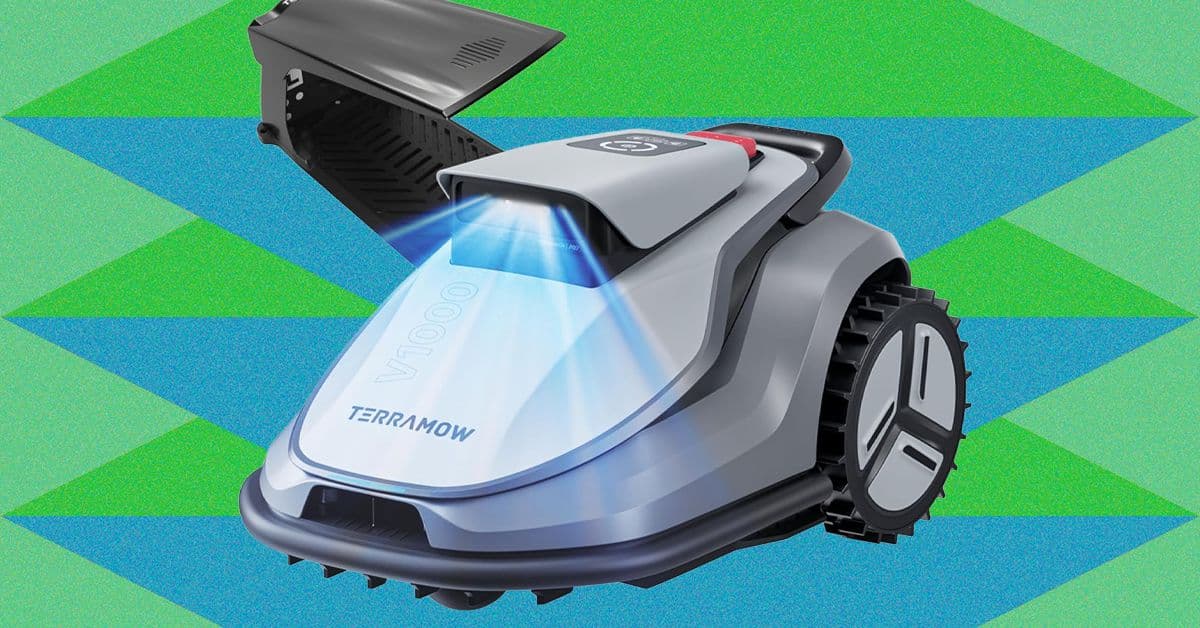 Cortacésped robot TerraMow sobre césped verde con fondo de jardín