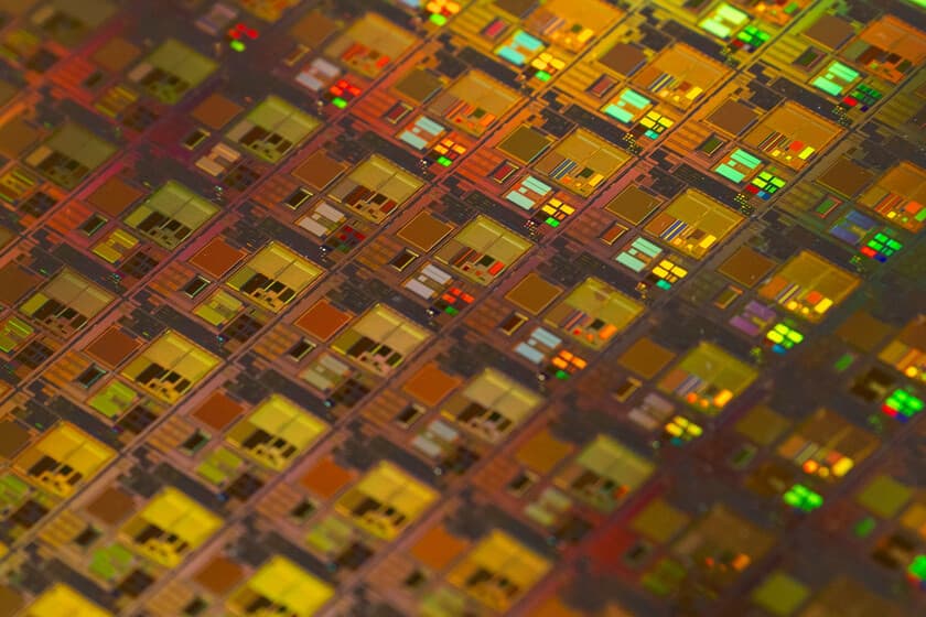 Microchip de silicio ultrapuro con destellos cuánticos sobre fondo oscuro