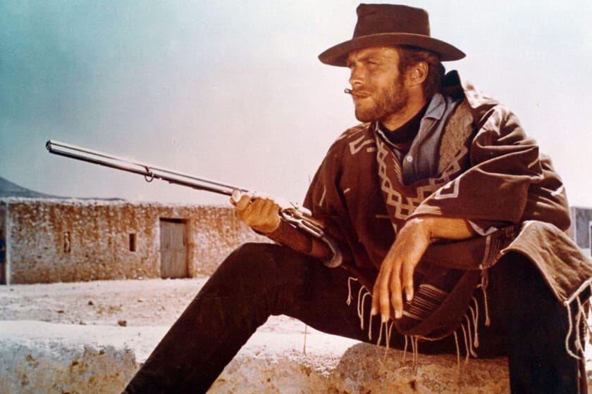 Clint Eastwood en una entrevista, fondo neutro, expresión seria