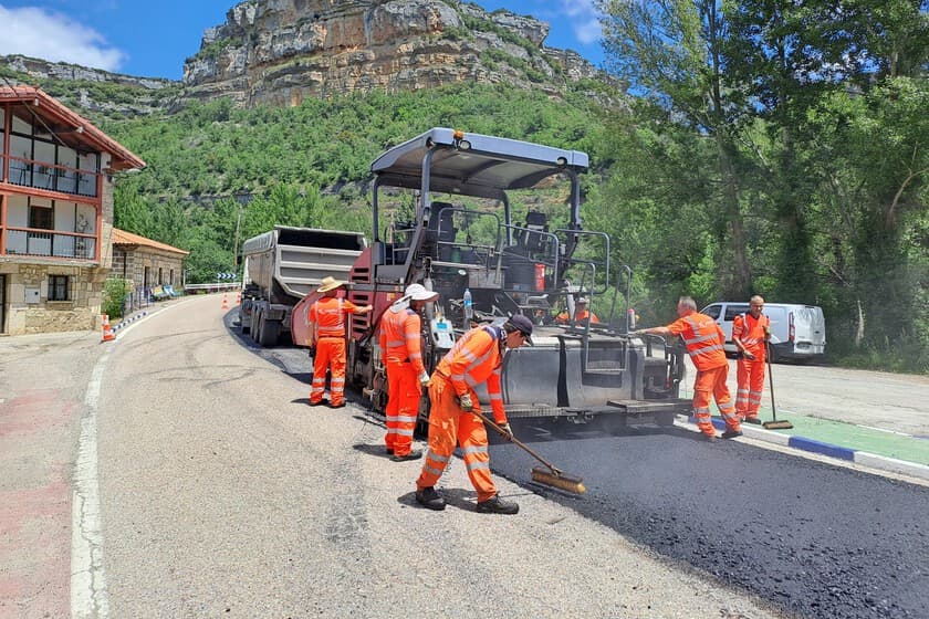 Carretera vacía con horizonte nublado y señal de límite de velocidad