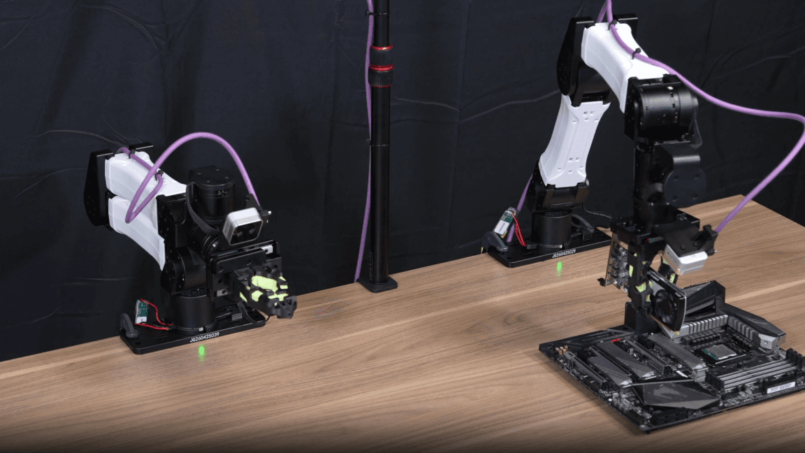 Robot manipulando objetos en un laboratorio, con una interfaz de código superpuesta