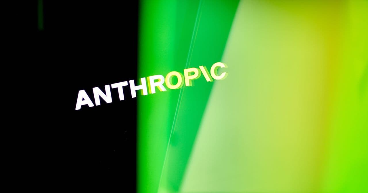 Logotipo de SK Telecom y Anthropic superpuestos sobre un fondo de circuitos y nubes
