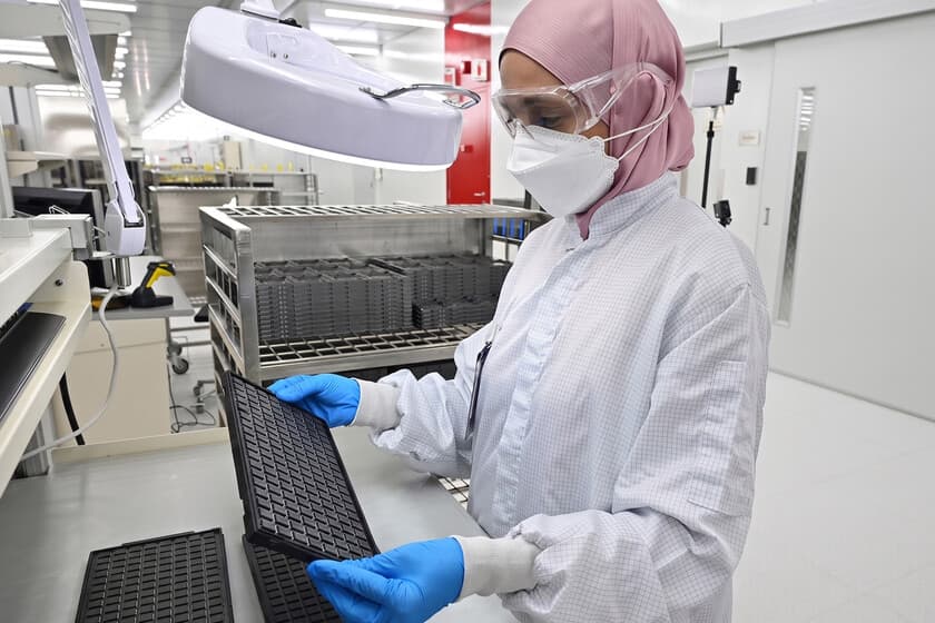 Gráfico de barras que muestra la caída de precios de memorias DRAM y NAND en 2026, con banderas de China y logos de fabr
