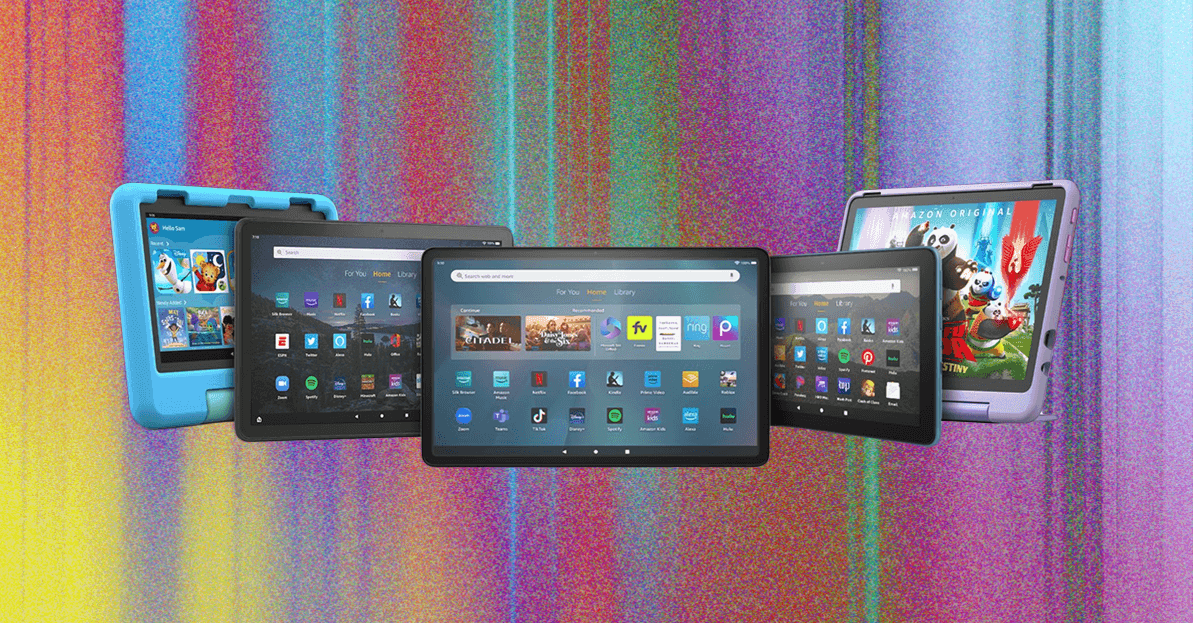 Una mano sosteniendo un Amazon Fire Tablet 2026 junto a un reloj de arena, simbolizando el costo de tiempo oculto