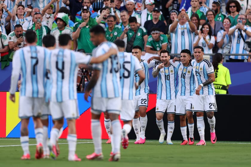 Jugador de fútbol con botas rosas en el campo durante un partido del Mundial