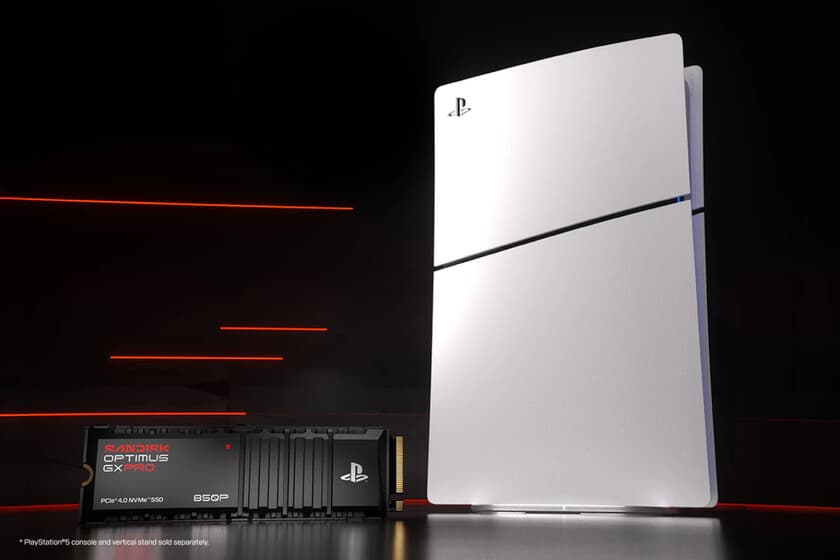 Comparativa visual entre una PlayStation 5 y un SSD NVMe M.2 de 2TB, con etiquetas de precio superpuestas.