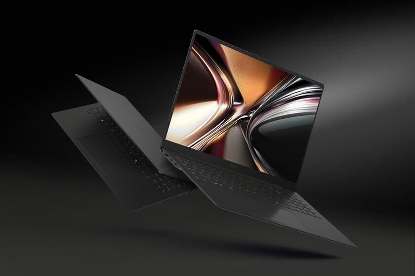 LG gram Pro 2026 abierto sobre una mesa minimalista, junto a un café y un cuaderno