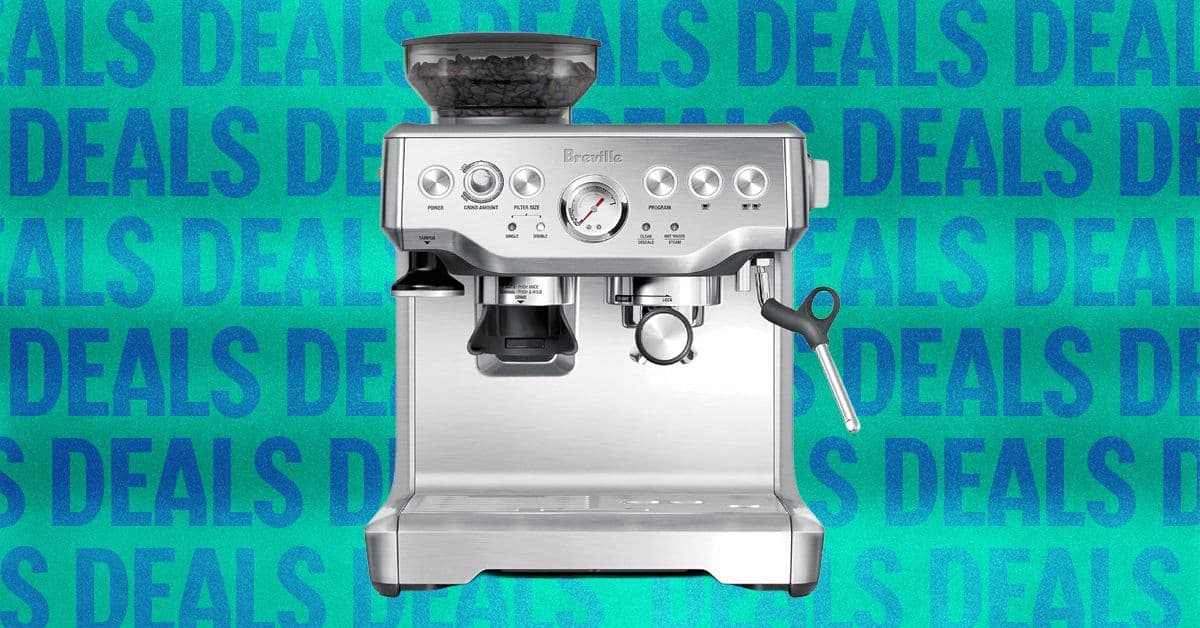 Máquina de espresso Breville en encimera minimalista junto a taza de café
