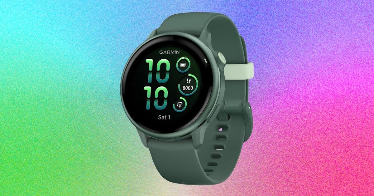 Comparativa visual de relojes Garmin y Fitbit sobre una mesa de trabajo minimalista, con gráficos de batería al fondo.