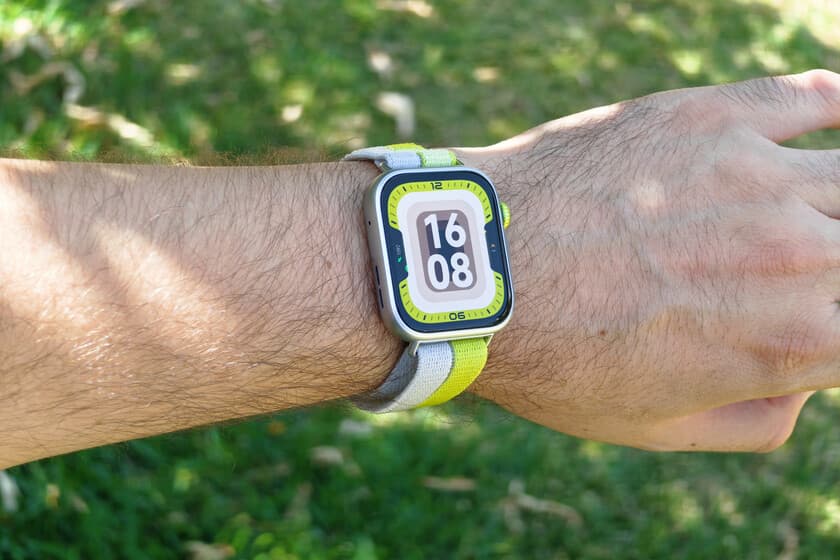 Huawei Watch Fit 5 en la muñeca, mostrando su pantalla AMOLED y diseño deportivo