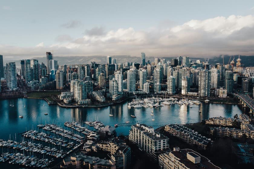 Fotografía de un edificio de viviendas mixtas en Vancouver con espacios verdes y comercios en planta baja