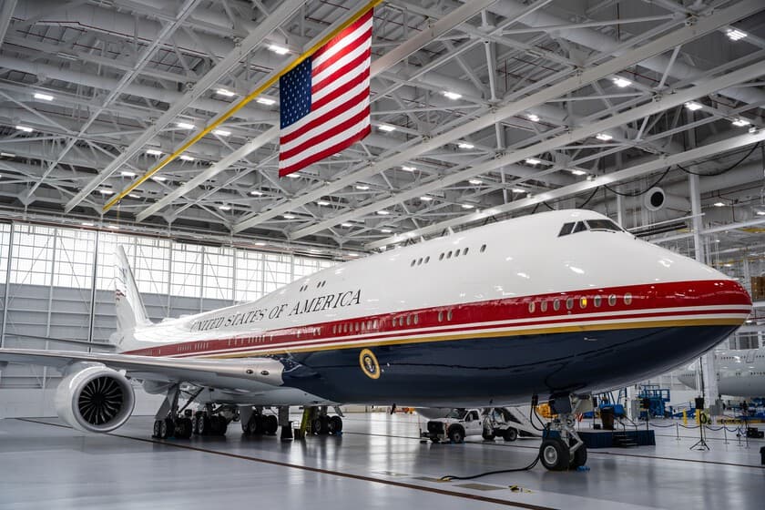 Boeing 747 de la flota presidencial de EEUU en una pista de aterrizaje