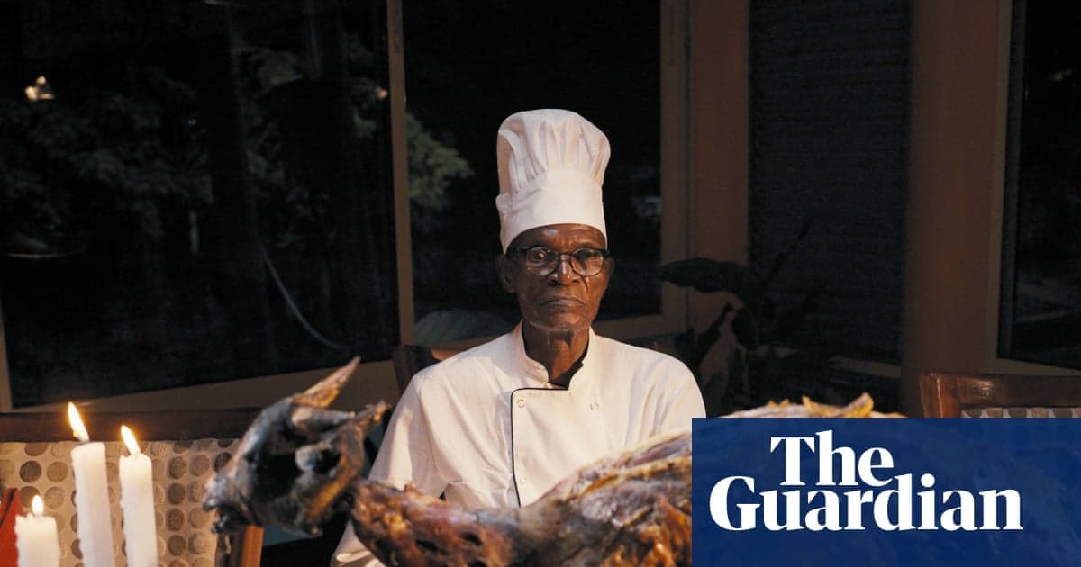 Fotograma del documental con un chef preparando un plato en una cocina de palacio