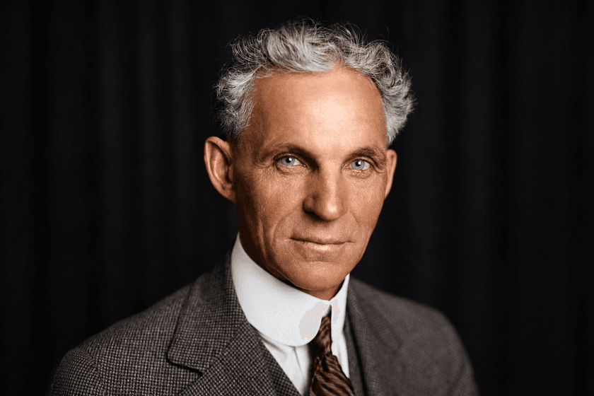 Fotografía vintage de Henry Ford junto a la línea de montaje del Modelo T