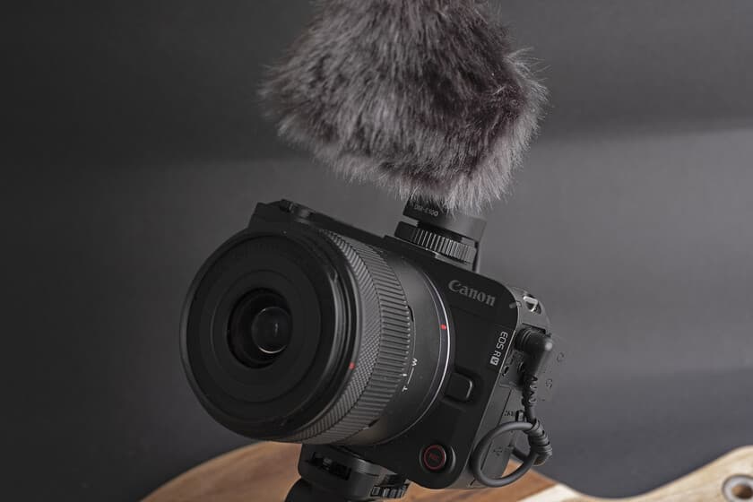 Canon EOS R50 V en mano, mostrando su diseño compacto y orientación vertical para vídeo