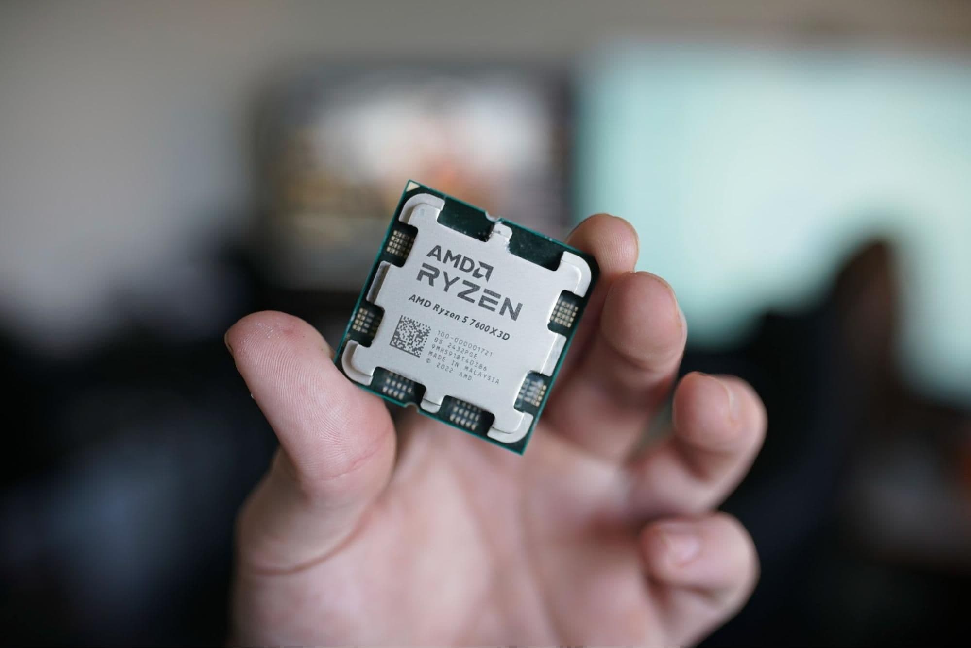 Placa base con procesador AMD Ryzen 9000 y memoria RAM iluminada