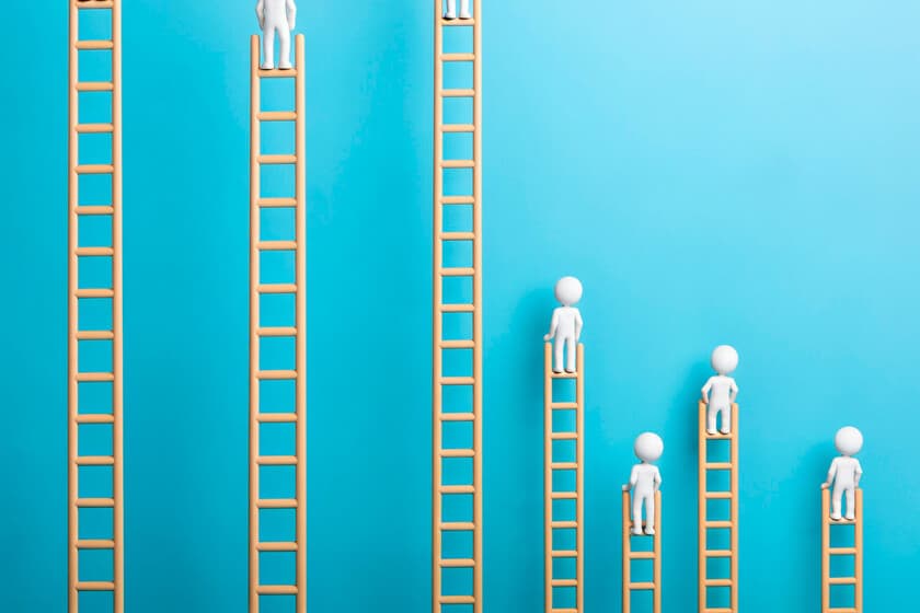 Gráfico de dos curvas separándose: una sube (ganadores) y otra baja (perdedores), con iconos de IA y personas
