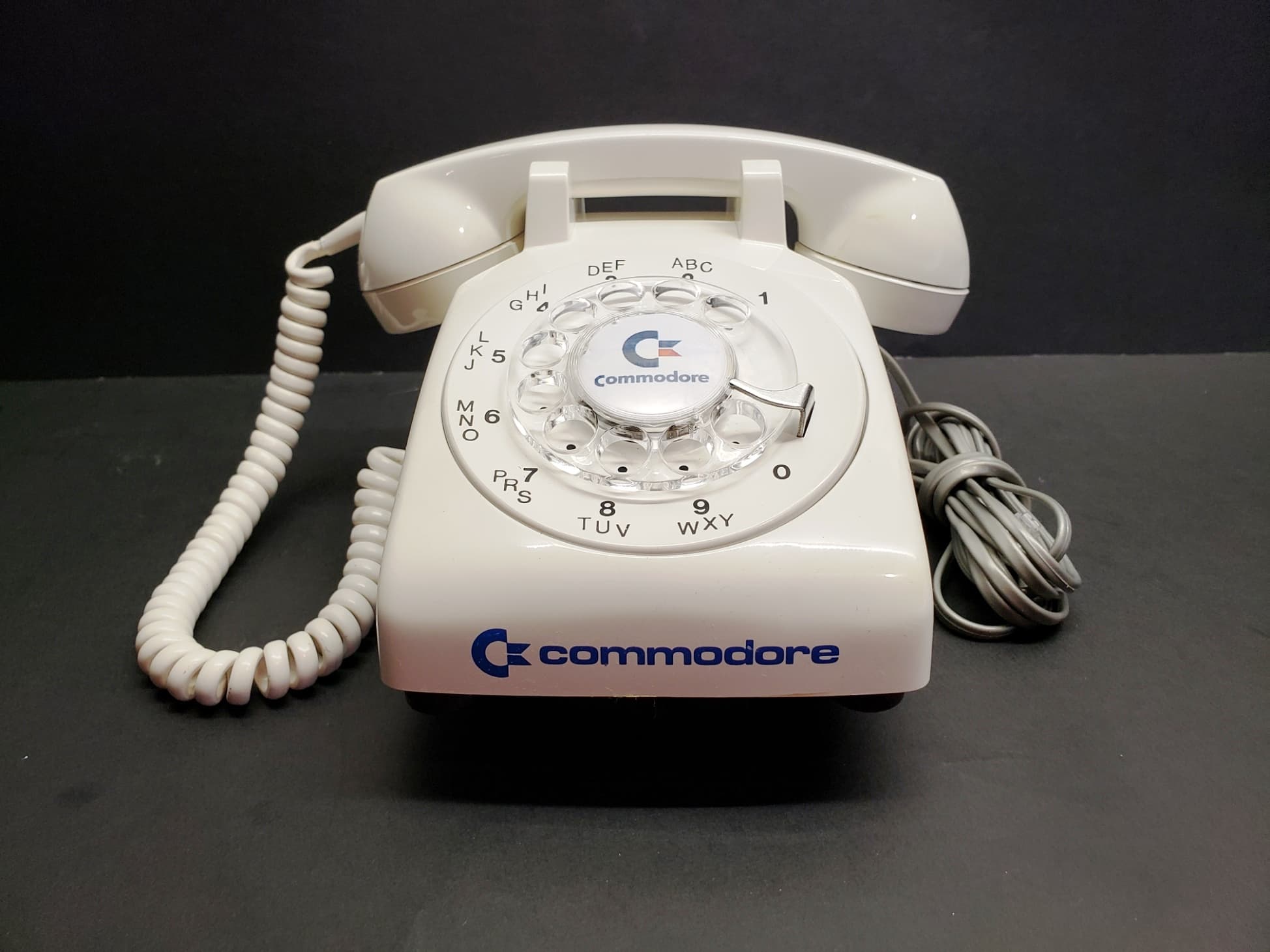 Fotografía del teléfono Northern Telecom Commodore de 1983, con pantalla táctil y teclado numérico, sobre fondo neutro.