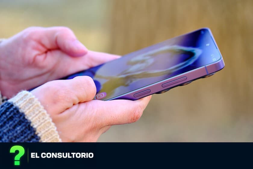 Comparativa entre Samsung Galaxy S23 Ultra y S26 Ultra, mostrando similitudes de diseño y especificaciones.