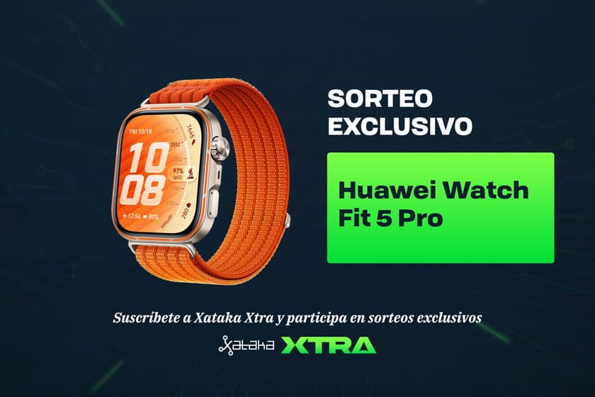 Huawei Watch Fit 5 Pro sobre una mesa minimalista, con fondo blanco y una taza de café