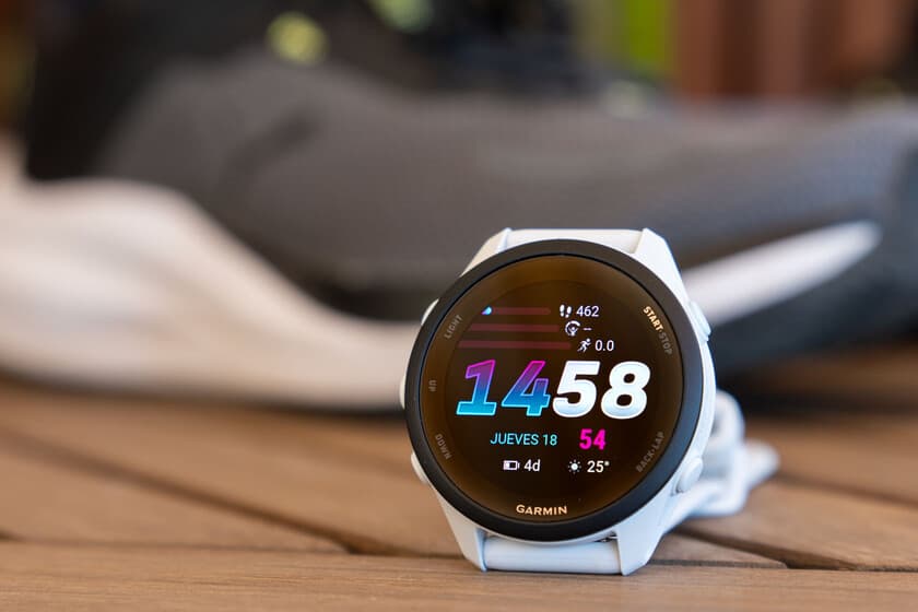 Garmin Forerunner 70 en la muñeca de un corredor al amanecer